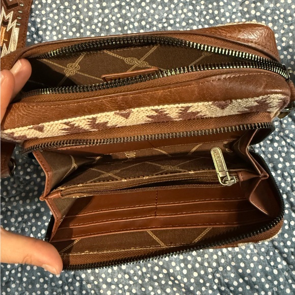 Wrangler Brown and Cream Geometric Crossbody Bag - Picture 5 of 7